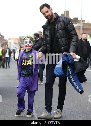 Londra, Regno Unito. 30 ottobre 2021. Un giovane fan di Tottenham è vestito come Joker prima della partita della Premier League al Tottenham Hotspur Stadium di Londra. Il credito d'immagine dovrebbe leggere: Paul Terry / Sportimage Foto Stock