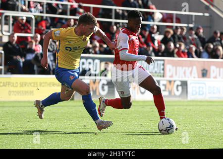 ROTHERHAM, REGNO UNITO. 30 OTTOBRE Rotherham's Chiedozie Orbene (11) seguito da Dennis Cirkin di Sunderland (17) durante la partita della Sky Bet League 1 tra Rotherham United e Sunderland al New York Stadium di Rotherham sabato 30 ottobre 2021. (Credit: Emily Moorby | MI News) Credit: MI News & Sport /Alamy Live News Foto Stock