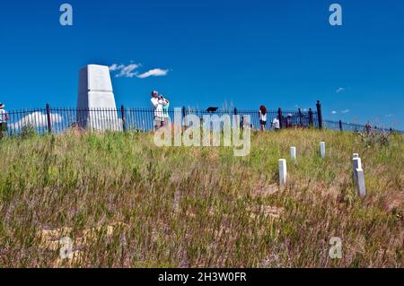 I turisti al cimitero dove Custer e i suoi compagni soldati sono stati sepolti dopo essere stati spazzati via alla battaglia del piccolo Bighorn, Montana Foto Stock