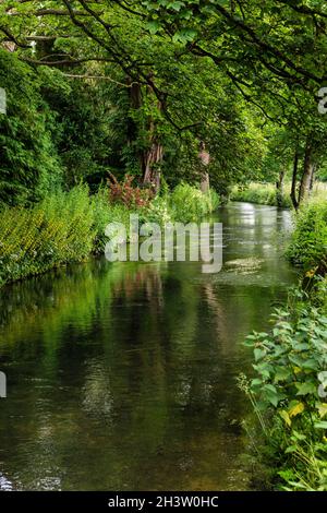 Bourton-on-the-Water e il fiume Windrush. Un villaggio nella zona rurale di Cotswolds dell'Inghilterra centro-meridionale. Foto Stock