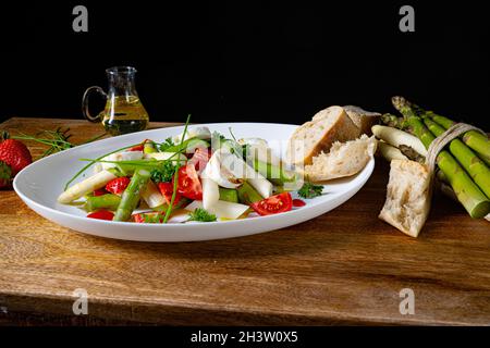 Insalata di asparagi con fragole, pomodori e formaggio di capra Foto Stock