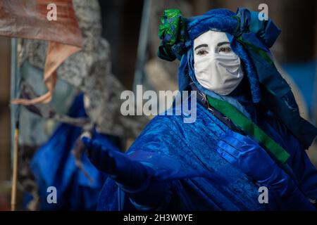 Glasgow, Regno Unito. Estinzione i ribelli blu della ribellione camminano attraverso le 500 bandiere della “Spiaggia dei sogni”, un’opera artistica di Ali Pretty di Kinetika, vicino alla 26a Conferenza Onu sul cambiamento climatico, nota come COP26, a Glasgow, Regno Unito, il 30 ottobre 2021. Photo credit: Jeremy Sutton-Hibbert/Alamy Live News. Foto Stock