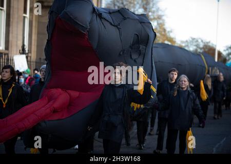 Glasgow, Regno Unito. Un evento considerato Òopening ceremonyÓ alla 26a Conferenza ONU sul cambiamento climatico, nota come COP26, a Glasgow, Regno Unito, il 30 ottobre 2021. La marcia comprendeva Extinction Rebellion, Pilgrims for the Futrue, e gli artisti collaborativi di Glasgow, Zoe Walker e Neil Bromwich, che paravano la ÔSerpent di CapitalismÕ. Photo credit: Jeremy Sutton-Hibbert/Alamy Live News. Foto Stock