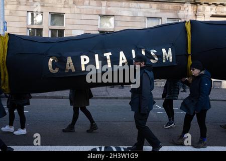 Glasgow, Regno Unito. Un evento considerato Òopening ceremonyÓ alla 26a Conferenza ONU sul cambiamento climatico, nota come COP26, a Glasgow, Regno Unito, il 30 ottobre 2021. La marcia comprendeva Extinction Rebellion, Pilgrims for the Futrue, e gli artisti collaborativi di Glasgow, Zoe Walker e Neil Bromwich, che paravano la ÔSerpent di CapitalismÕ. Photo credit: Jeremy Sutton-Hibbert/Alamy Live News. Foto Stock