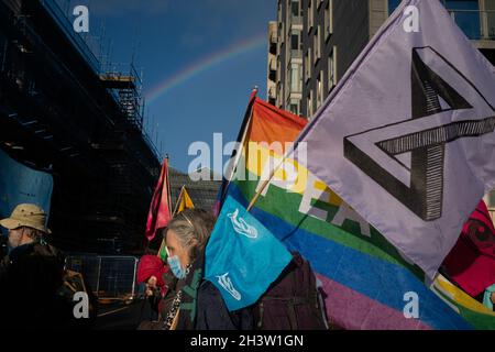 Glasgow, Regno Unito. Un evento considerato Òopening ceremonyÓ alla 26a Conferenza ONU sul cambiamento climatico, nota come COP26, a Glasgow, Regno Unito, il 30 ottobre 2021. La marcia comprendeva Extinction Rebellion, Pilgrims for the Futrue, e gli artisti collaborativi di Glasgow, Zoe Walker e Neil Bromwich, che paravano la ÔSerpent di CapitalismÕ. Photo credit: Jeremy Sutton-Hibbert/Alamy Live News. Foto Stock