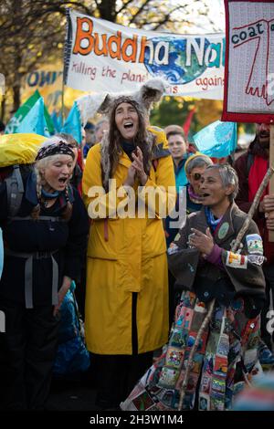 Glasgow, Regno Unito. Un evento considerato Òopening ceremonyÓ alla 26a Conferenza ONU sul cambiamento climatico, nota come COP26, a Glasgow, Regno Unito, il 30 ottobre 2021. La marcia comprendeva Extinction Rebellion, Pilgrims for the Futrue, e gli artisti collaborativi di Glasgow, Zoe Walker e Neil Bromwich, che paravano la ÔSerpent di CapitalismÕ. Photo credit: Jeremy Sutton-Hibbert/Alamy Live News. Foto Stock