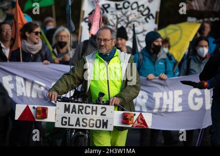 Glasgow, Regno Unito. Un evento considerato Òopening ceremonyÓ alla 26a Conferenza ONU sul cambiamento climatico, nota come COP26, a Glasgow, Regno Unito, il 30 ottobre 2021. La marcia comprendeva Extinction Rebellion, Pilgrims for the Futrue, e gli artisti collaborativi di Glasgow, Zoe Walker e Neil Bromwich, che paravano la ÔSerpent di CapitalismÕ. Photo credit: Jeremy Sutton-Hibbert/Alamy Live News. Foto Stock