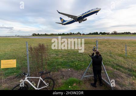 London Southend Airport, Essex, Regno Unito. 30 Ott 2021. Ryanair sta operando i suoi voli finali dall'aeroporto di Southend dopo aver annunciato la rimozione del suo velivolo di base, che è un colpo enorme per l'aeroporto che ha già perso easyJet e un certo numero di altre compagnie aeree. La perdita di Ryanair lascerà l'aeroporto senza voli passeggeri nonostante l'enorme investimento di espansione, compresi i nuovi terminal che ora saranno vuoti. L'ultima partenza è il volo FR2190 16:20 per Malaga in Spagna, guardato da un appassionato che filma la partenza Foto Stock