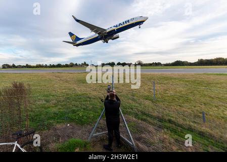 London Southend Airport, Essex, Regno Unito. 30 Ott 2021. Ryanair sta operando i suoi voli finali dall'aeroporto di Southend dopo aver annunciato la rimozione del suo velivolo di base, che è un colpo enorme per l'aeroporto che ha già perso easyJet e un certo numero di altre compagnie aeree. La perdita di Ryanair lascerà l'aeroporto senza voli passeggeri nonostante l'enorme investimento di espansione, compresi i nuovi terminal che ora saranno vuoti. L'ultima partenza è il volo FR2190 16:20 per Malaga in Spagna, guardato da un appassionato che filma la partenza Foto Stock