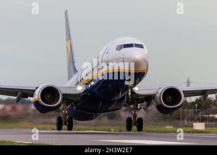 London Southend Airport, Essex, Regno Unito. 30 Ott 2021. Ryanair sta operando i suoi voli finali dall'aeroporto di Southend dopo aver annunciato la rimozione del suo velivolo di base, che è un colpo enorme per l'aeroporto che ha già perso easyJet e un certo numero di altre compagnie aeree. La perdita di Ryanair lascerà l'aeroporto senza voli passeggeri nonostante l'enorme investimento di espansione, compresi i nuovi terminal che ora saranno vuoti. L'ultima partenza è il volo 16:20 FR2190 per Malaga in Spagna, che si solleva dalla pista Foto Stock