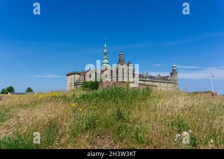 Vista sul Castello di Kronborg sulla costa del Mar Baltico a Helsingor Foto Stock