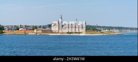 Vista panoramica del Castello di Kronborg sulla costa del Mar Baltico a Helsingor Foto Stock