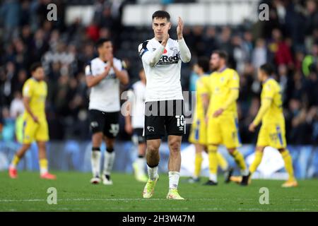 Tom Lawrence (centro) della contea di Derby aggancia i fan dopo il fischio finale durante la partita del campionato Sky Bet al Pride Park di Derby. Data foto: Sabato 30 ottobre 2021. Foto Stock