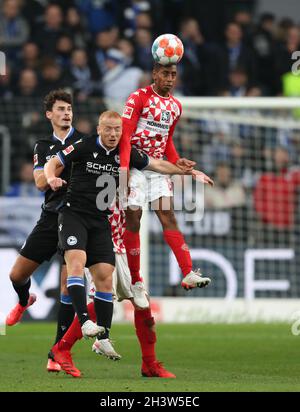 Bielefeld, Germania. 30 Ott 2021. Calcio: Bundesliga, Arminia Bielefeld - FSV Mainz 05, giorno di incontro 10 alla Schüco Arena. Sebastian Vasiliadis (l) di Bielefeld combatte per la palla con Leandro Barreiro di Mainz (r). Credit: Friso Gentsch/dpa - NOTA IMPORTANTE: In conformità con le norme del DFL Deutsche Fußball Liga e/o del DFB Deutscher Fußball-Bund, è vietato utilizzare o utilizzare fotografie scattate nello stadio e/o del match sotto forma di immagini di sequenza e/o serie di foto video-simili./dpa/Alamy Live News Foto Stock