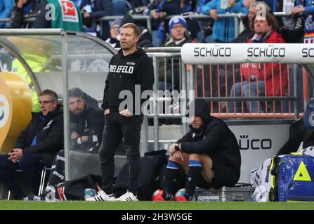 Bielefeld, Germania. 30 Ott 2021. Calcio: Bundesliga, Arminia Bielefeld - FSV Mainz 05, giorno di incontro 10 alla Schüco Arena. L'allenatore di Bielefeld Frank Kramer (l-r) e Fabian Klos sono delusi. Credit: Friso Gentsch/dpa - NOTA IMPORTANTE: In conformità con le norme del DFL Deutsche Fußball Liga e/o del DFB Deutscher Fußball-Bund, è vietato utilizzare o utilizzare fotografie scattate nello stadio e/o del match sotto forma di immagini di sequenza e/o serie di foto video-simili./dpa/Alamy Live News Foto Stock