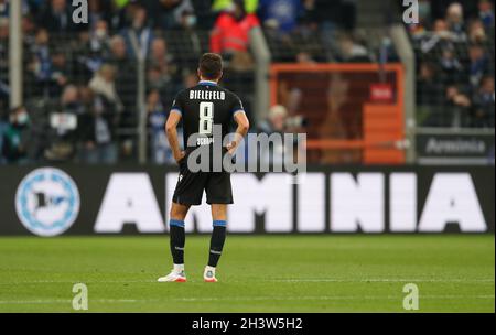 Bielefeld, Germania. 30 Ott 2021. Calcio: Bundesliga, Arminia Bielefeld - FSV Mainz 05, giorno di incontro 10 alla Schüco Arena. Il bielefeld di Alessandro Schöpf è deluso al termine della partita. Credit: Friso Gentsch/dpa - NOTA IMPORTANTE: In conformità con le norme del DFL Deutsche Fußball Liga e/o del DFB Deutscher Fußball-Bund, è vietato utilizzare o utilizzare fotografie scattate nello stadio e/o del match sotto forma di immagini di sequenza e/o serie di foto video-simili./dpa/Alamy Live News Foto Stock