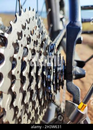 Parti di bicicletta: Cassetta, catena, deragliatore posteriore, ruota, chiusura forche Foto Stock