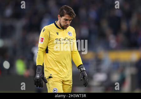 Bielefeld, Germania. 30 Ott 2021. Calcio: Bundesliga, Arminia Bielefeld - FSV Mainz 05, giorno di incontro 10 alla Schüco Arena. Il portiere di Bielefeld Stefan Ortega è deluso al termine della partita. Credit: Friso Gentsch/dpa - NOTA IMPORTANTE: In conformità con le norme del DFL Deutsche Fußball Liga e/o del DFB Deutscher Fußball-Bund, è vietato utilizzare o utilizzare fotografie scattate nello stadio e/o del match sotto forma di immagini di sequenza e/o serie di foto video-simili./dpa/Alamy Live News Foto Stock