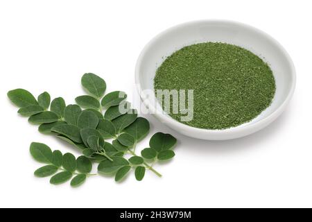 moringa foglie e polvere su sfondo bianco Foto Stock