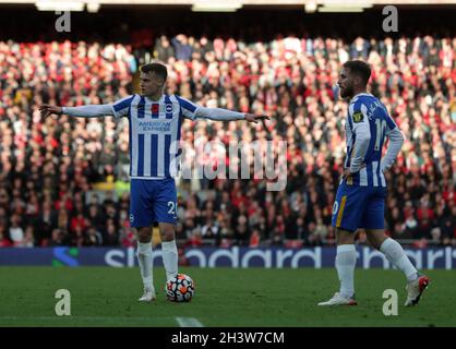 Anfield, Liverpool, Regno Unito. 30 Ott 2021. Premier League Football, Liverpool Versus Brighton e Hove Albion; Solly March of Brighton e Hove Albion si prepara a prendere un calcio gratuito Credit: Action Plus Sports/Alamy Live News Foto Stock