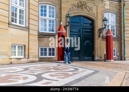 Guardia del palazzo durante il servizio di guardia fuori dal palazzo di Amalienborg nel centro di Copenhagen Foto Stock