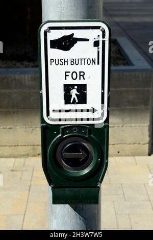 Primo piano di un pulsante con il crosswalk e icone in bianco e nero Foto Stock