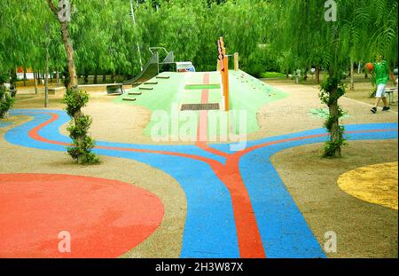 Parco giochi per bambini nel Parc Centre del Poble Nou, Barcellona, Catalunya, Spagna, Europa Foto Stock