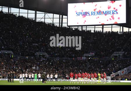 Londra, Inghilterra, 30 ottobre 2021. I giocatori del Tottenham e del Manchester United osservano un minuto di silenzio rispetto al Remembrance Day durante la partita della Premier League al Tottenham Hotspur Stadium di Londra. Il credito d'immagine dovrebbe leggere: Paul Terry / Sportimage Foto Stock