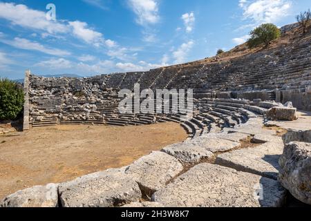 Teatro Letoon presso il palazzo santuario di Leto, situato vicino al sito antico di Xanthos in Turchia. Il sito archeologico di Letoon è un sito patrimonio dell'umanità dell'UNESCO Foto Stock