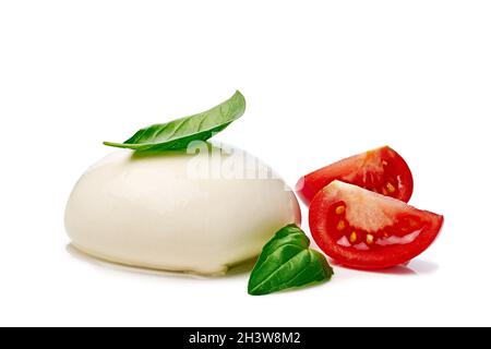 Mozzarella con fette di pomodoro e basilico su sfondo bianco Foto Stock