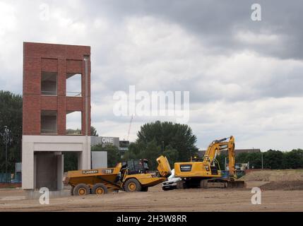 Lavori di costruzione sul nuovo parco di aire uso misto sito di sviluppo come un mix di parco pubblico, uffici e edifici residenziali Foto Stock