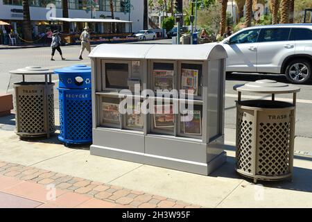 Quotidiano gratuito e giornali turistici, distributori automatici sul marciapiede nel centro di Palm Springs, California Foto Stock