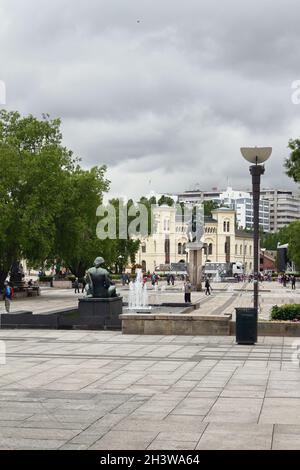 Oslo, Norvegia - 15 giugno 2012: Statue e fontane sulla piazza del municipio (Radhusplassen) Foto Stock