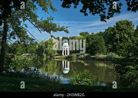 Il tempio delle Muse presso il grande stagno parco nel Parco AGRA Markkleeberg vicino Lipsia. Foto Stock