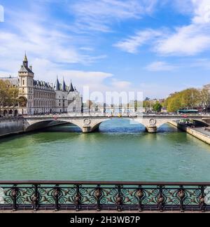 Splendido panorama urbano di Parigi e di Saint-Michel ponte sul fiume Senna. La Francia. Aprile 2019 Foto Stock