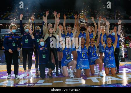 Londra, Regno Unito. 30 Ott 2021. Copper Box Arena, Queen Elizabeth Olympic Park, Londra, 30 ottobre 2021 il Team Bath celebra la vittoria del Campionato All-Stars Fast5 Netball contro Saracens Mavericks da 23-17 Credit: Touchlinepics/Alamy Live News Foto Stock