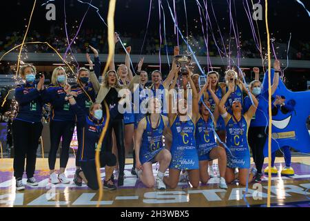 Londra, Regno Unito. 30 Ott 2021. Copper Box Arena, Queen Elizabeth Olympic Park, Londra, 30 ottobre 2021 il Team Bath celebra la vittoria del Campionato All-Stars Fast5 Netball contro Saracens Mavericks da 23-17 Credit: Touchlinepics/Alamy Live News Foto Stock