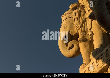 Elephant sul North Gateway. Monumenti buddisti a Sanchi. Madhya Pradesh, India Foto Stock