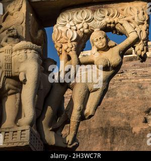 Scultura dettagliata della porta Est a Great Stupa. Monumenti buddisti a Sanchi. MP, India. Foto Stock