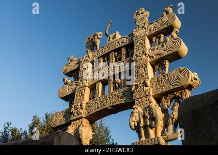 Porta Nord di Great Stupa a Sanchi. Madhya Pradesh, India Foto Stock