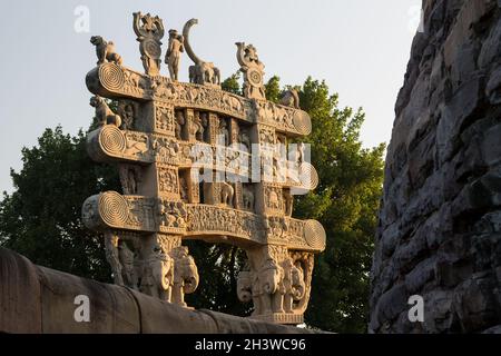 Porta Nord di Great Stupa a Sanchi. Madhya Pradesh, India Foto Stock