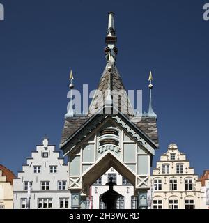 Fontana casa sulla piazza del mercato di fronte alle case a tetto, Friedrichstadt, Germania, Europa Foto Stock