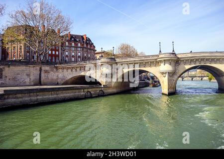 Il più antico ponte permanente ( Pont Neuf ) attraverso il Fiume Senna a Parigi Francia. Aprile 2019 Foto Stock