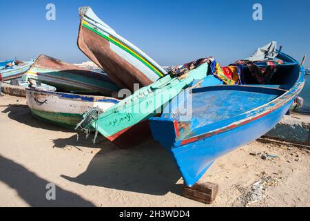 Alessandria d'Egitto - 14 dicembre 2018: Barche da pesca si trovano su una costa nel vecchio porto di Alessandria Foto Stock