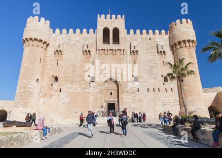 Alessandria d'Egitto - 14 dicembre 2018: I turisti camminano di fronte alla Cittadella di Qaitbay o il Forte di Qaitbay. Si tratta di fortificazioni difensive del XV secolo Foto Stock