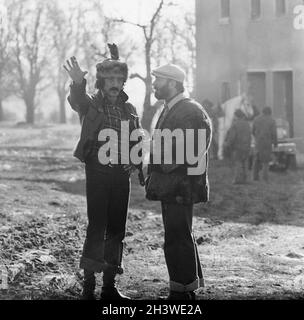 Regista Constantin Vaeni (a sinistra) e cineografo Iosif Damian (a destra) durante la ripresa del film 'Buzduganul cu trei peceti' (1977) Foto Stock
