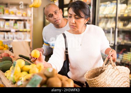 Donna colombiana che acquista verdure fresche e frutta in supermercato Foto Stock