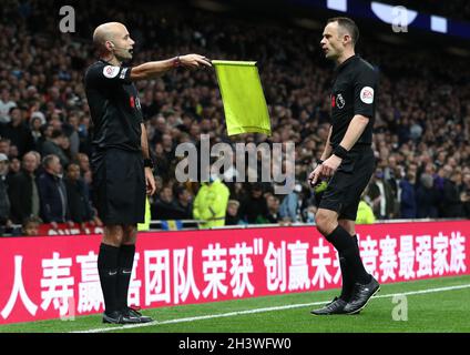 Londra, Inghilterra, 30 ottobre 2021. L'arbitro Stuart Attwell controlla con il suo assistente prima di disconsentire un gol di Cristian Romero di Tottenham Hotspur per la disparte durante la partita della Premier League al Tottenham Hotspur Stadium, Londra. Il credito d'immagine dovrebbe leggere: Paul Terry / Sportimage Foto Stock