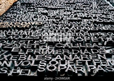 Barcellona, Spagna - 15 dicembre 2019: Nome di Gesù scritto sulla porta principale della facciata Passione del Tempio della Sagrada Fami Foto Stock