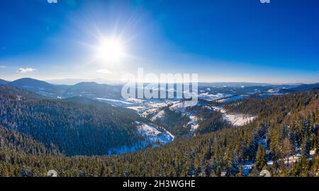 Vista aerea di un paesaggio affascinante e pittoresco Foto Stock